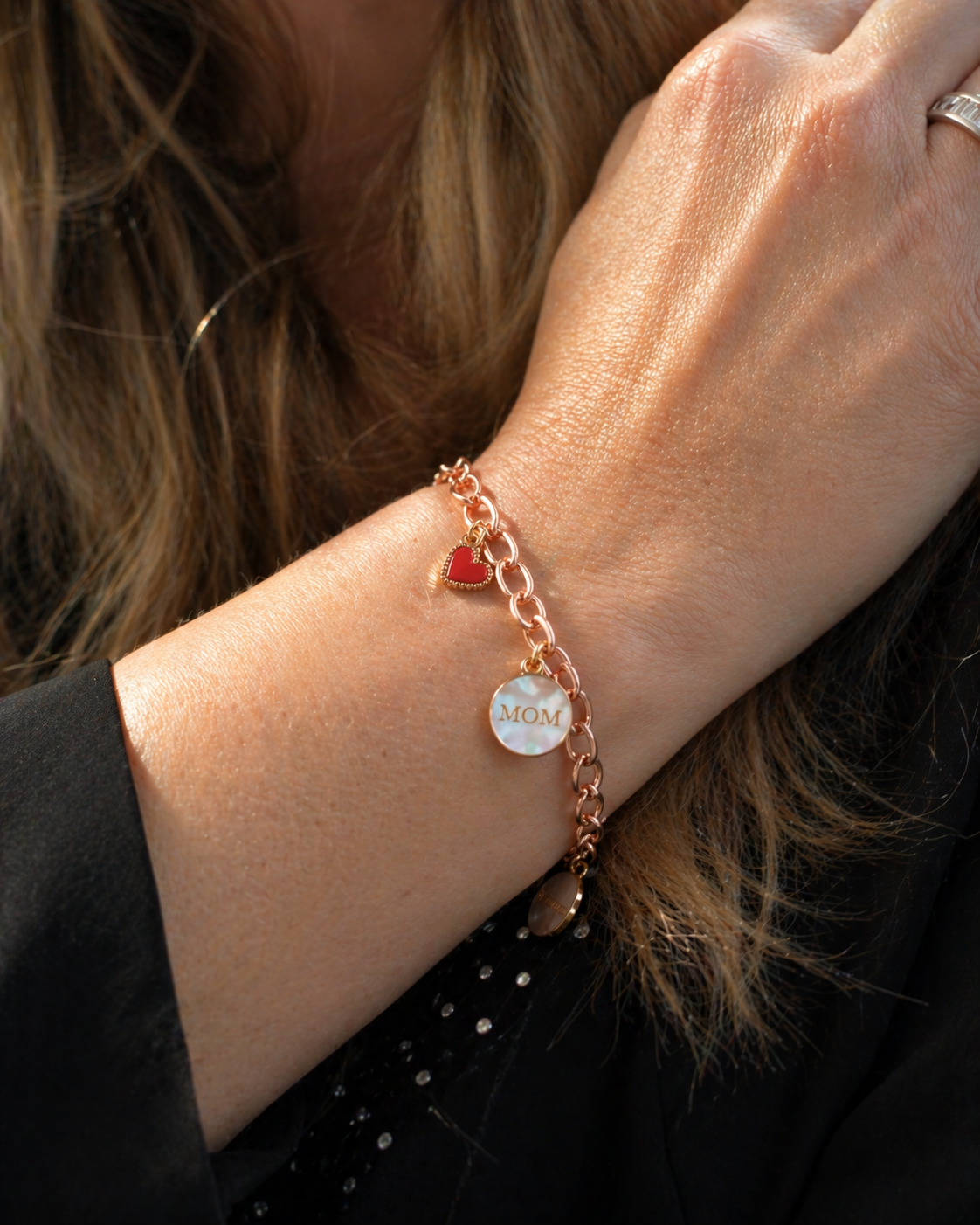 Bracelet Maman "Mom" Personnalisable – Acier Inoxydable Rose Gold & Cœurs Émaillés | Cadeau Fête des Mères